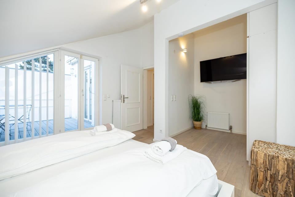 TV and multimedia, Photo of the whole room, Bedroom