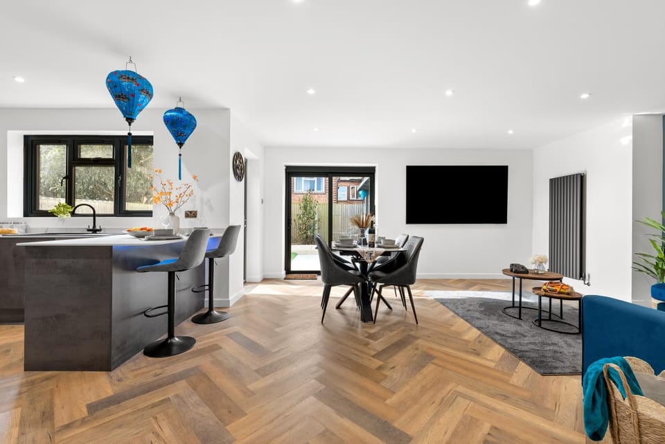 Living room, Seating area, Dining area, Evening entertainment
