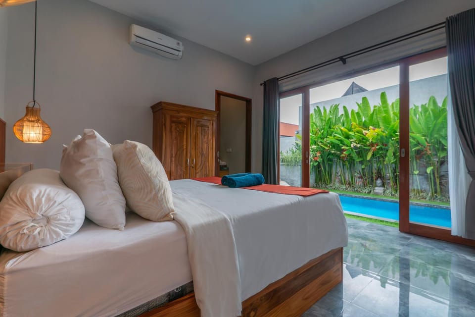 Bedroom, Pool view