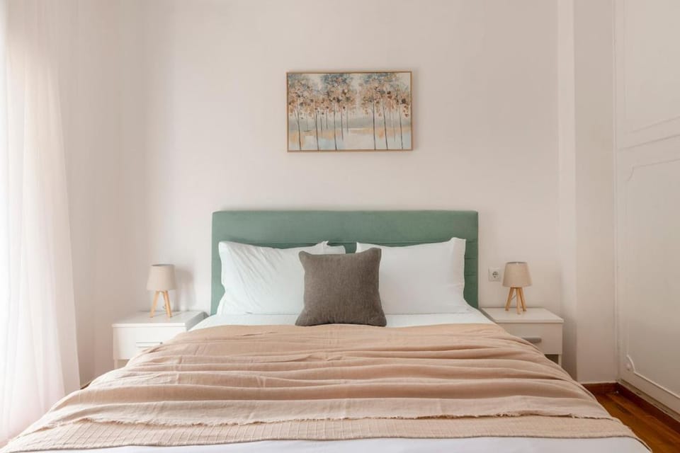 Sunlit 3BDR Family APT, Near Sea & City Center! Apartment in Kallithea