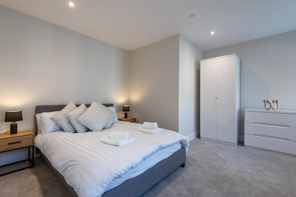 Bed, Bedroom, towels, wardrobe