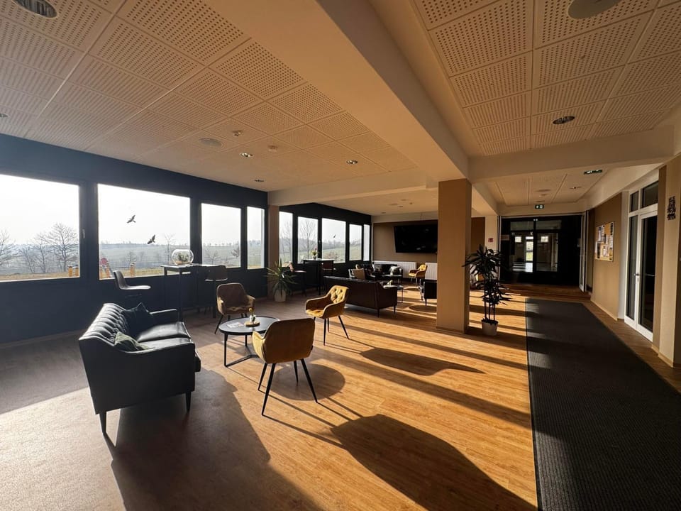 Communal lounge/ TV room, TV and multimedia, Seating area