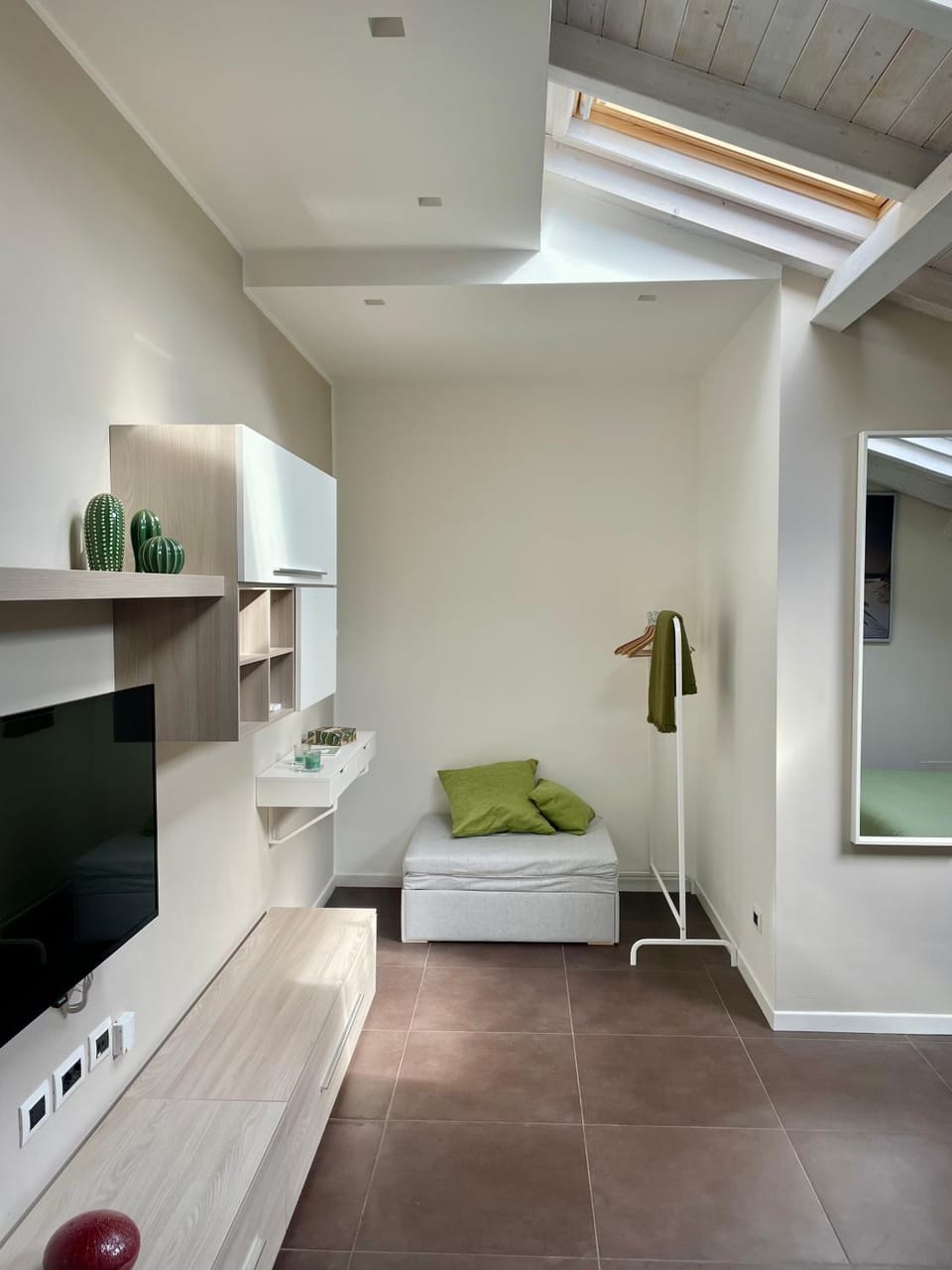 Photo of the whole room, Bedroom