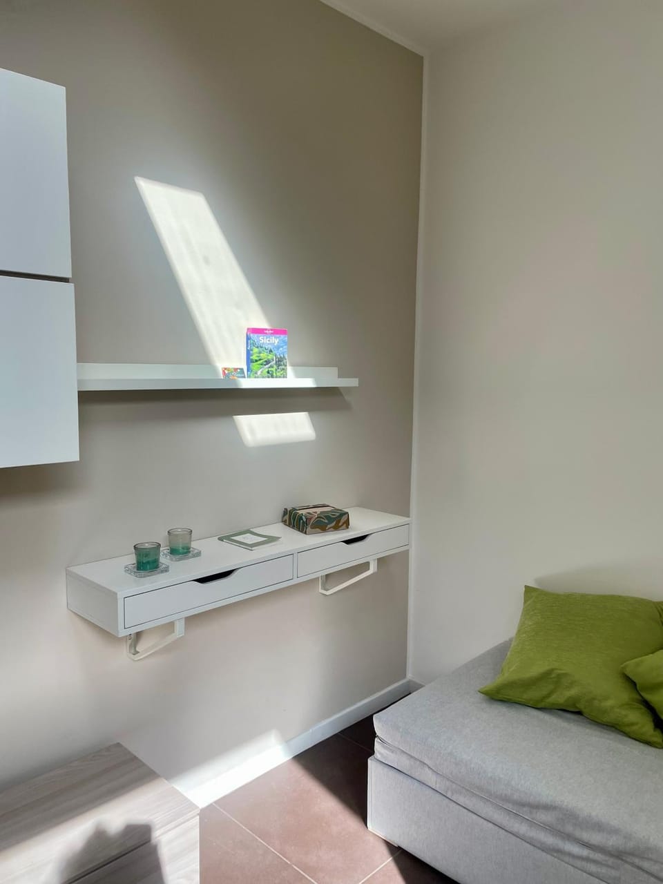 Photo of the whole room, Bedroom