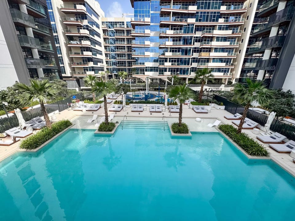 Property building, Patio, Day, Pool view, Swimming pool, Location, sunbed