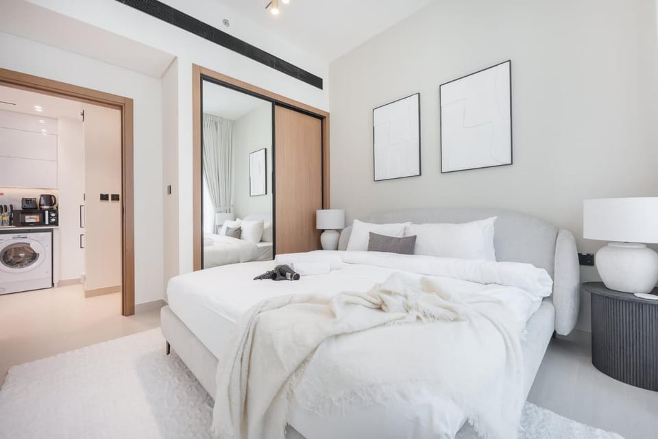 Free housekeeping visits during your stay - StayShort - Elegant 1BR in Binghatti House 4 Guests Apartment in Dubai