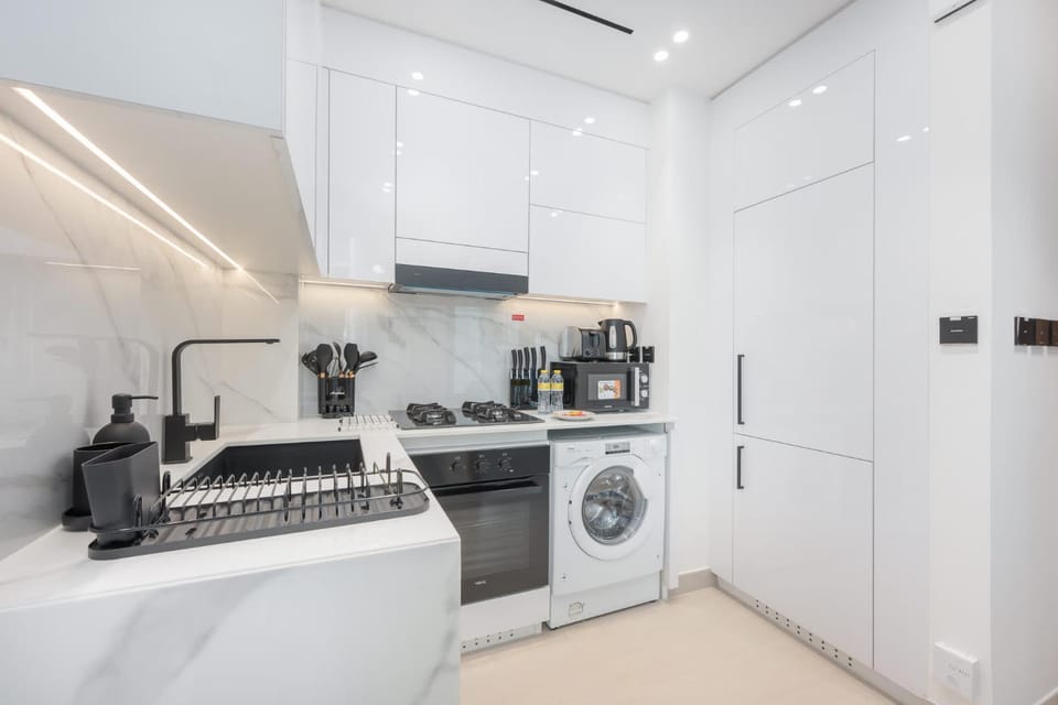 Free housekeeping visits during your stay - StayShort - Elegant 1BR in Binghatti House 4 Guests Apartment in Dubai
