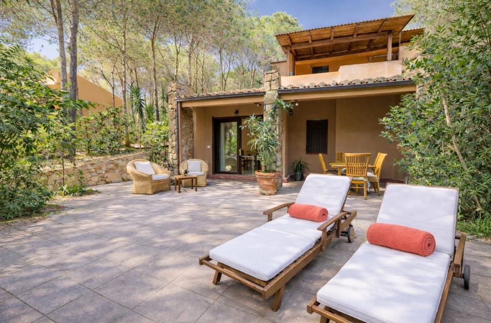 Property building, Patio, Day, Natural landscape, Garden, Garden view, sunbed