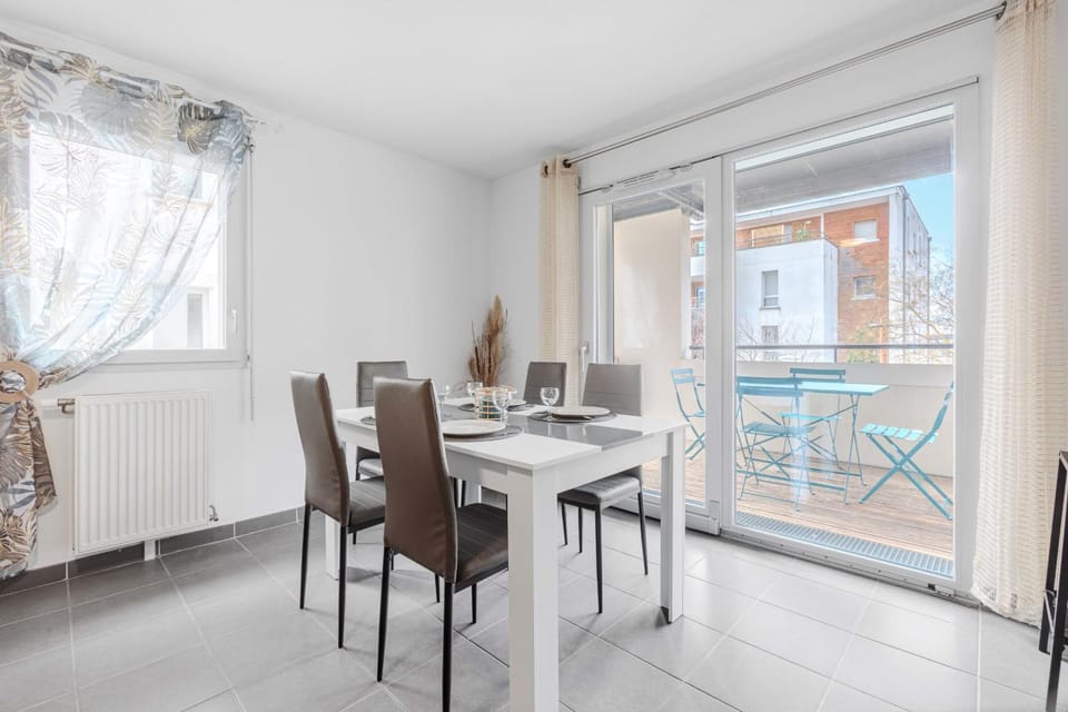 Appartement calme et lumineux terrasse et P privé Apartment in Toulouse