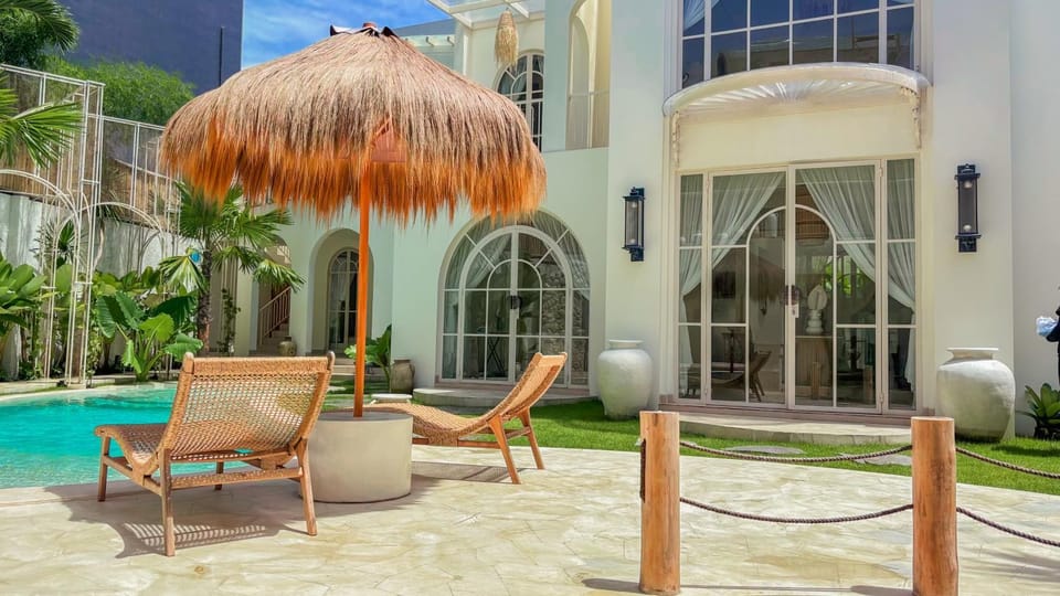 Property building, Day, Pool view, Swimming pool, sunbed