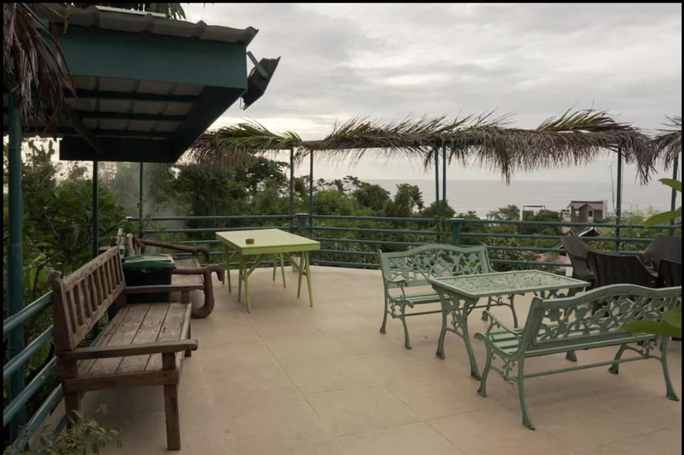 Beach View a Walk to 711 and El Union with Pool Access Apartment in San Juan