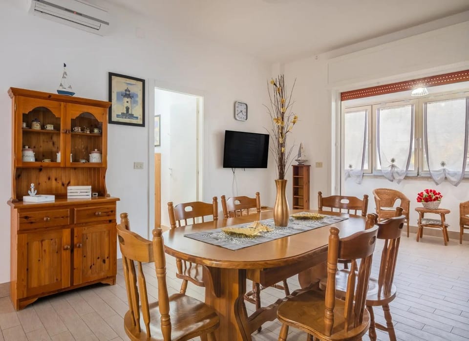 Communal lounge/ TV room, TV and multimedia, Dining area