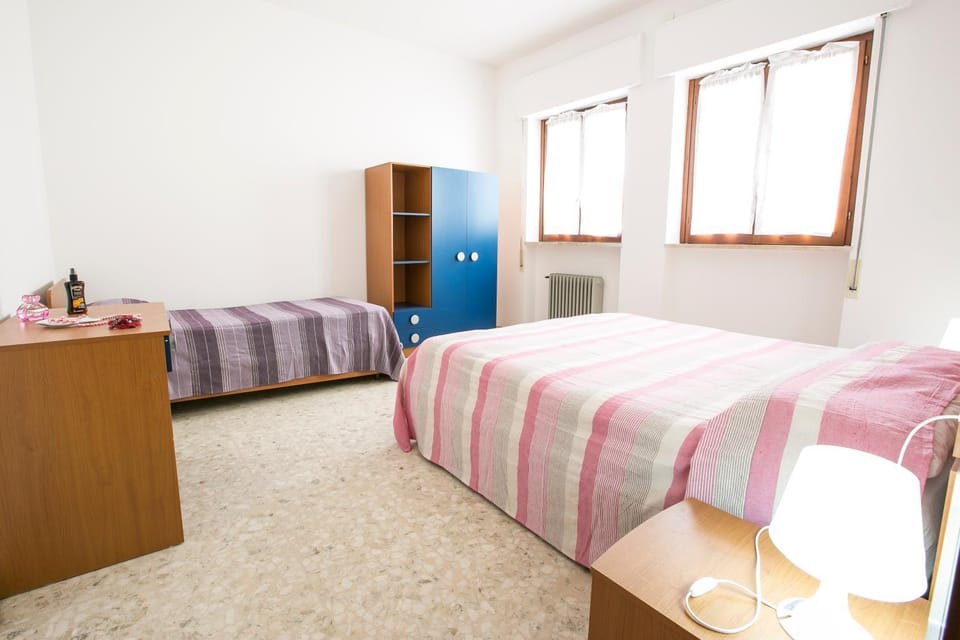 Photo of the whole room, Bedroom, wardrobe