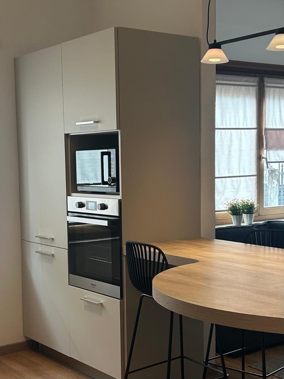Kitchen or kitchenette, microwave, oven