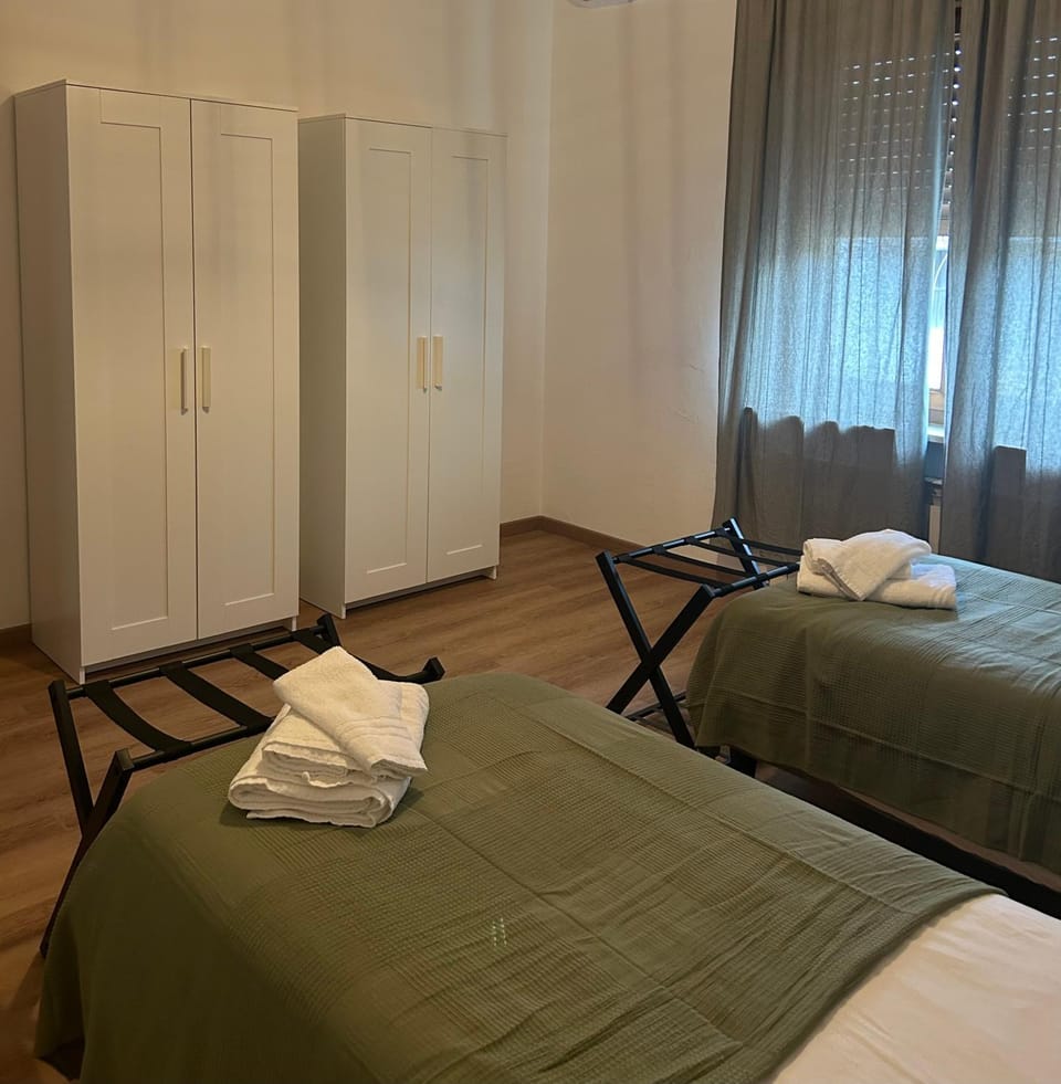 Bed, Bedroom, towels