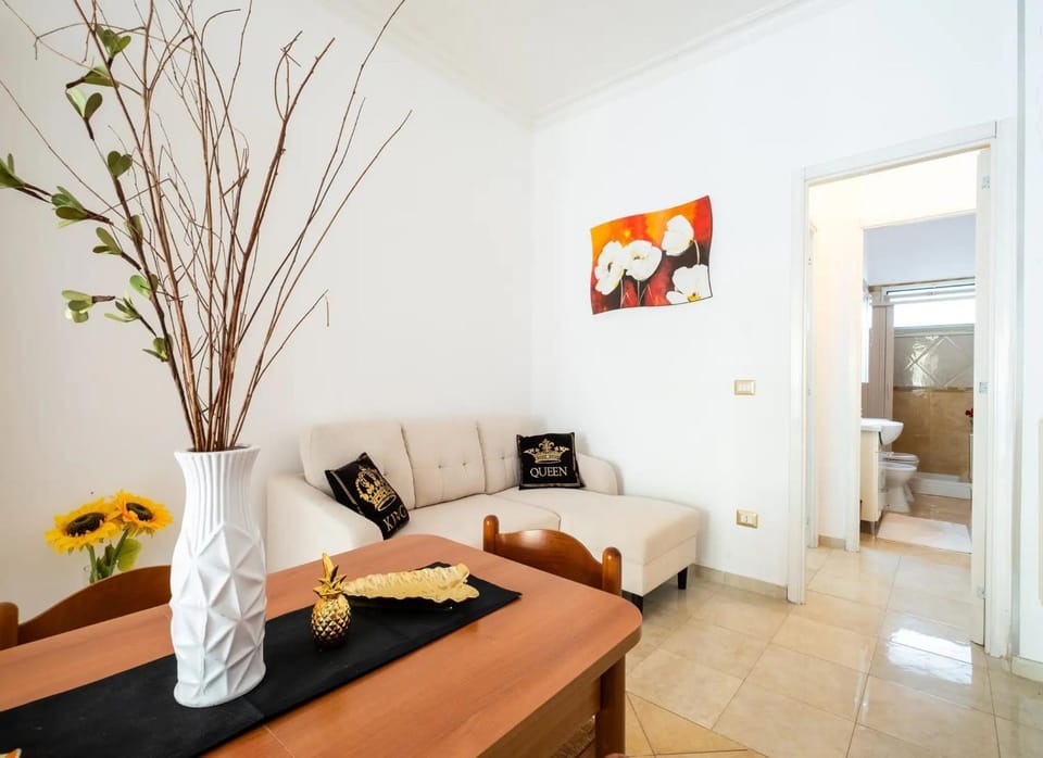 Living room, Food and drinks, Food
