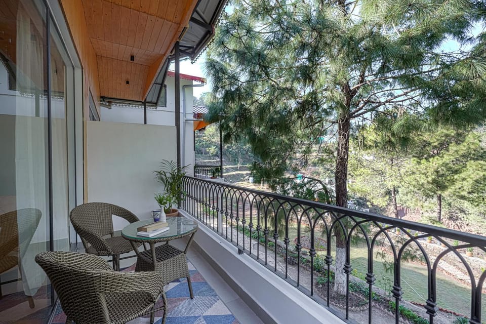ELIVAAS Signature Pine view resort Resort in Himachal Pradesh