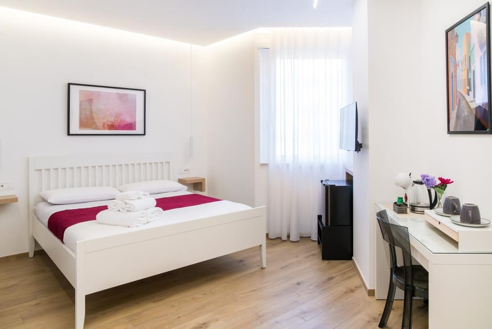 Bed, TV and multimedia, Photo of the whole room, Bedroom, towels