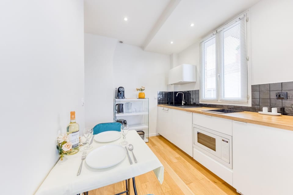 Kitchen or kitchenette, Dining area, dishwasher, stove, toaster