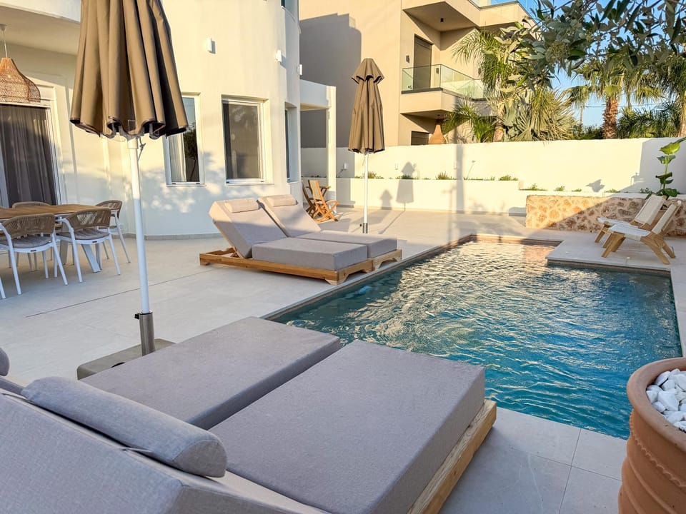 Pool view, Swimming pool, sunbed