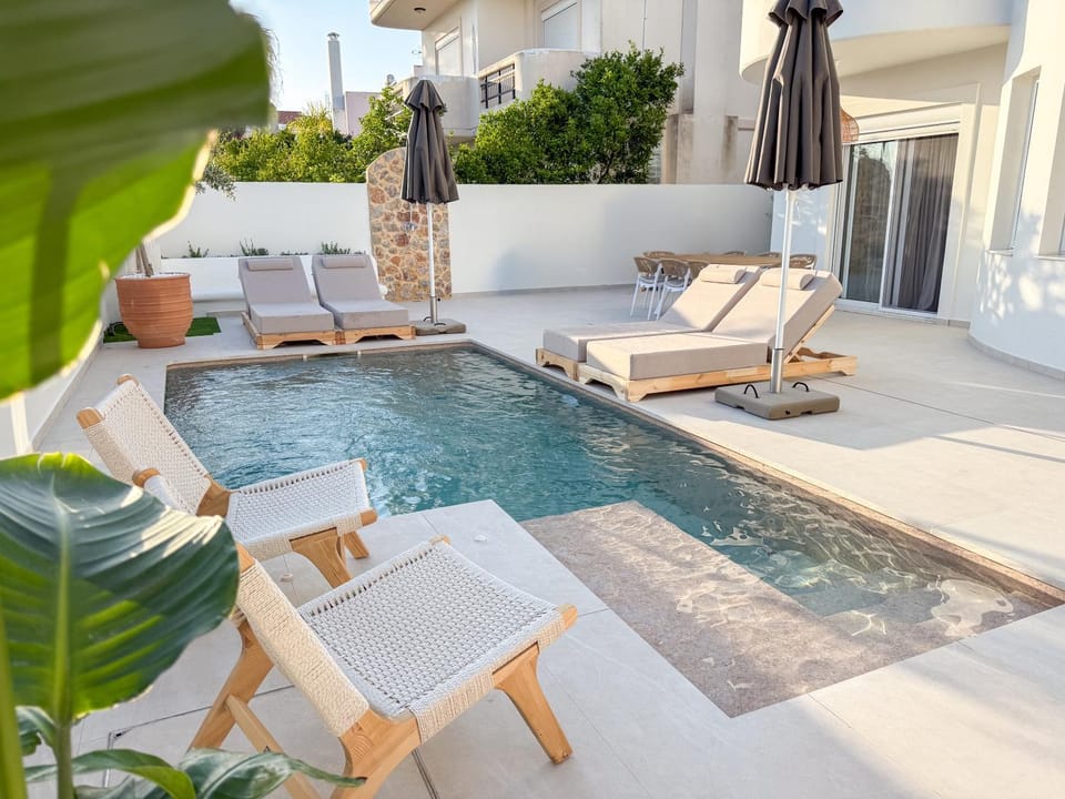 Balcony/Terrace, Seating area, Pool view, Swimming pool, sunbed