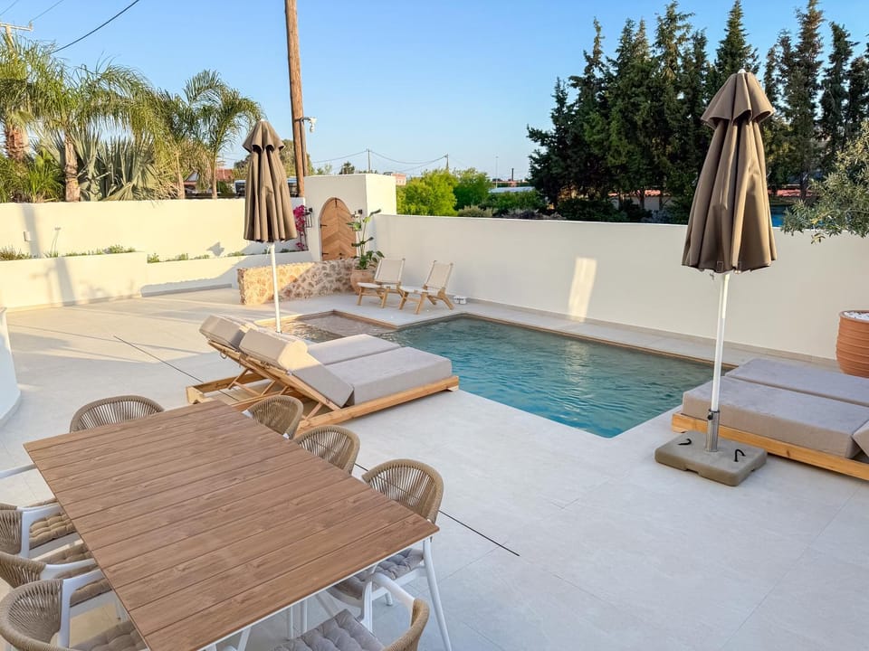 Patio, Day, View (from property/room), Balcony/Terrace, Pool view, Swimming pool, sunbed
