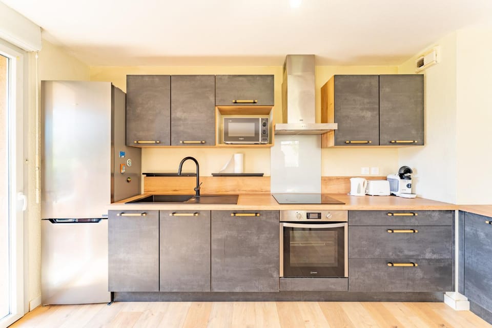 Kitchen or kitchenette, dishwasher, oven, pet friendly, stove