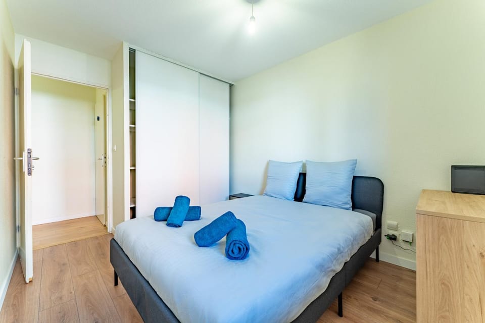 Bed, TV and multimedia, Photo of the whole room, Bedroom, towels, wardrobe