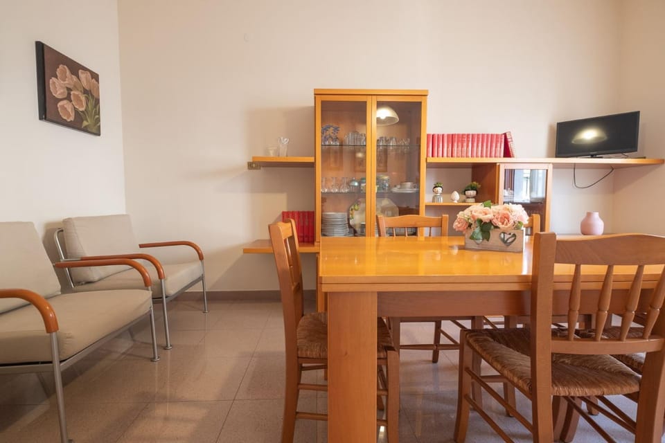 TV and multimedia, Dining area, Lunch, Lunch