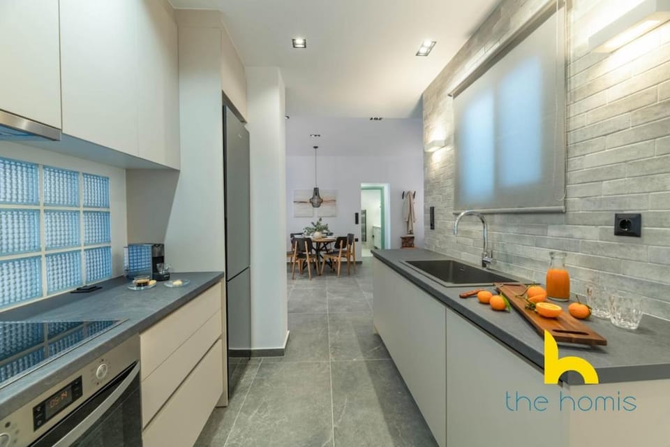 Sunlit Balcony Family APT Whirpool & Netflix Apartment in Kallithea
