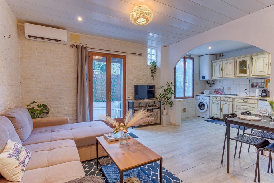TV and multimedia, Kitchen or kitchenette, Living room, Dining area, stove, air conditioner