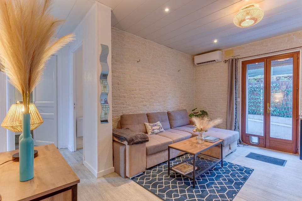 Living room, air conditioner