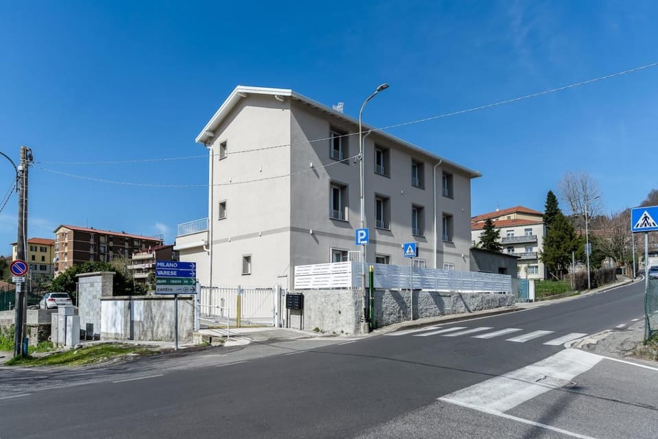 KeyRoom Patio & Parking near Lake Como House in Como