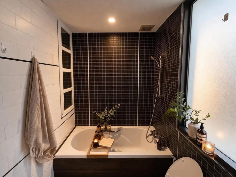 Large 6 Pax Bedroom with 3 Beds and Balcony next to Nana BTS Apartment in Bangkok