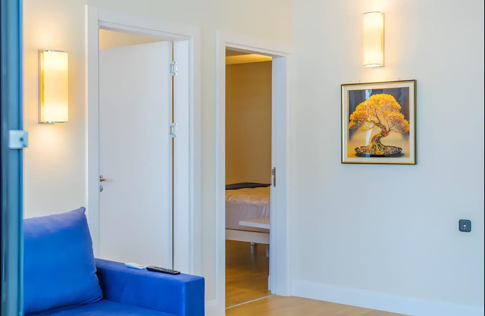Bed, Living room, Photo of the whole room, Seating area, Bedroom