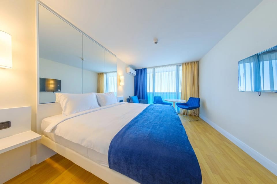 Bed, TV and multimedia, Photo of the whole room, Bedroom