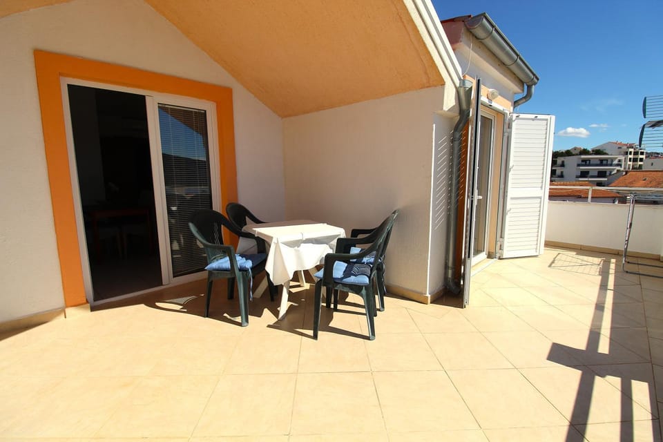 Property building, View (from property/room), Balcony/Terrace, Dining area