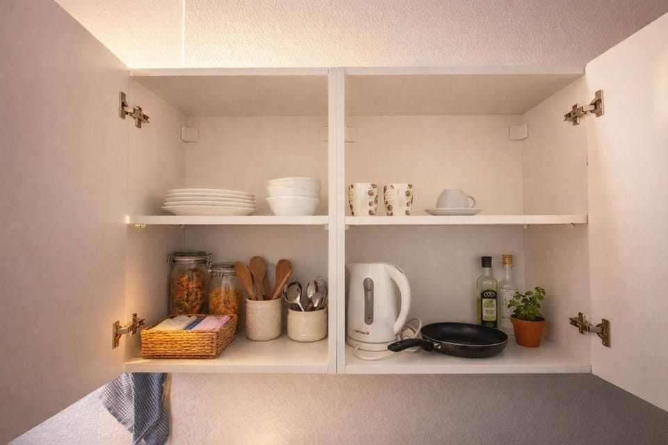 Kitchen or kitchenette, air conditioner
