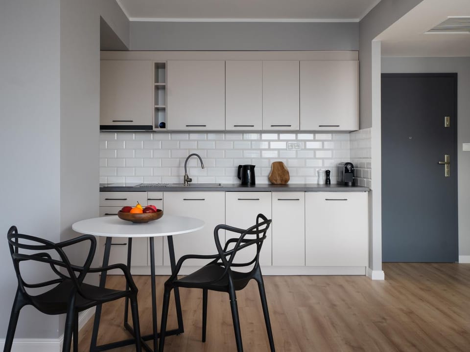 Coffee/tea facilities, Kitchen or kitchenette, Dining area, stove