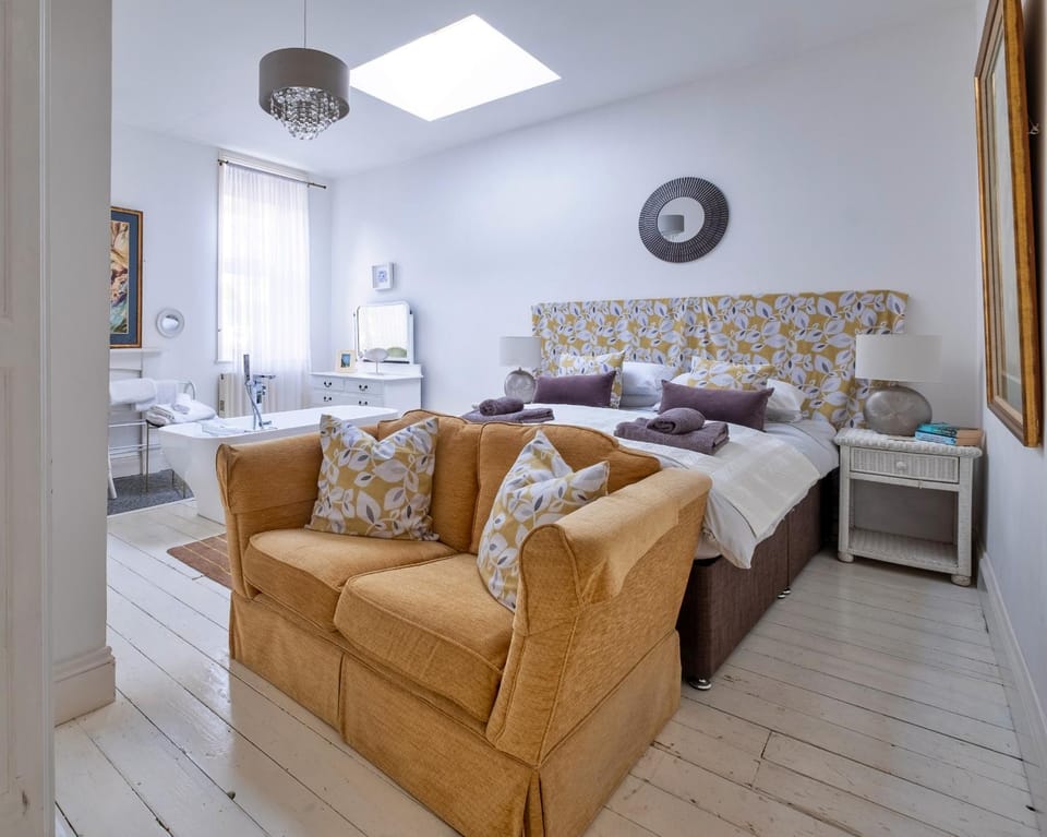Bed, Seating area, Bedroom