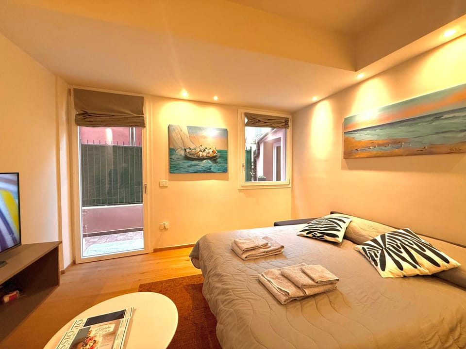 Bed, TV and multimedia, Photo of the whole room, Bedroom, towels
