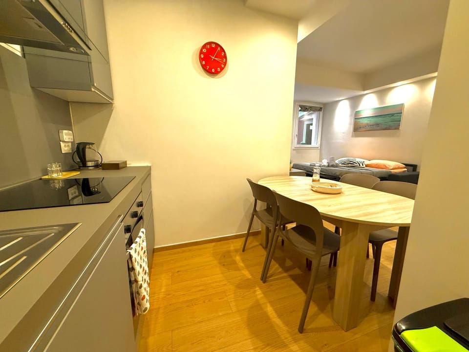 Kitchen or kitchenette, Dining area, dishwasher, minibar, oven, pet friendly, stove