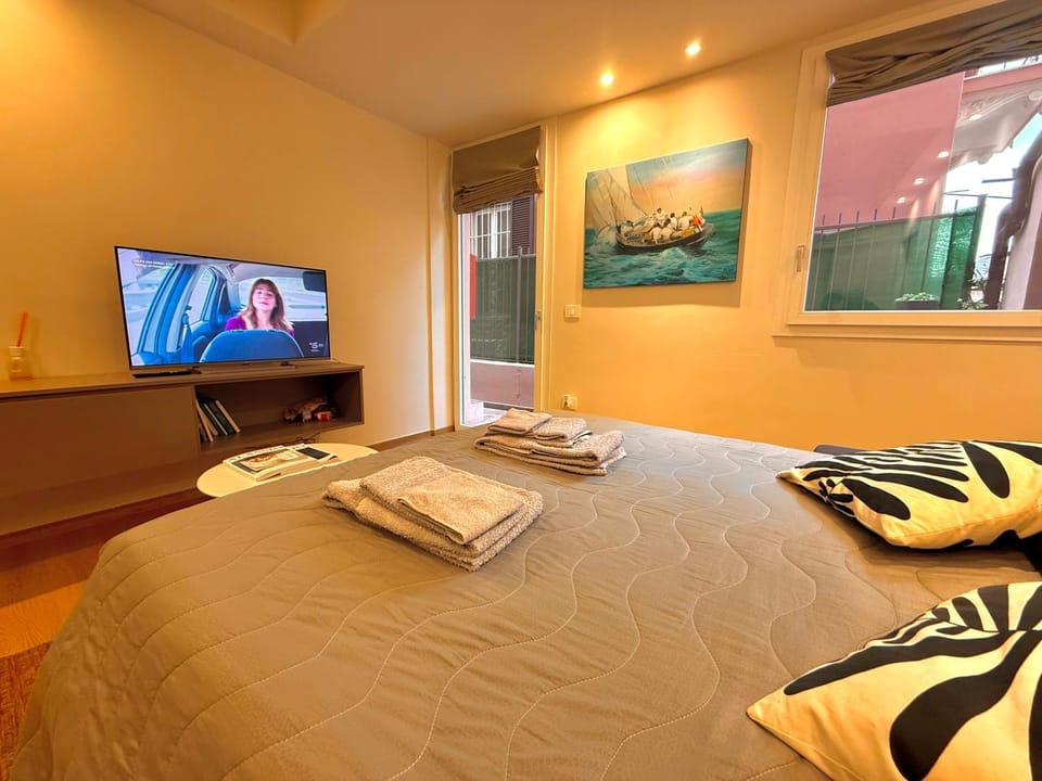 Communal lounge/ TV room, Bed, TV and multimedia, Photo of the whole room, Evening entertainment, Bedroom, towels