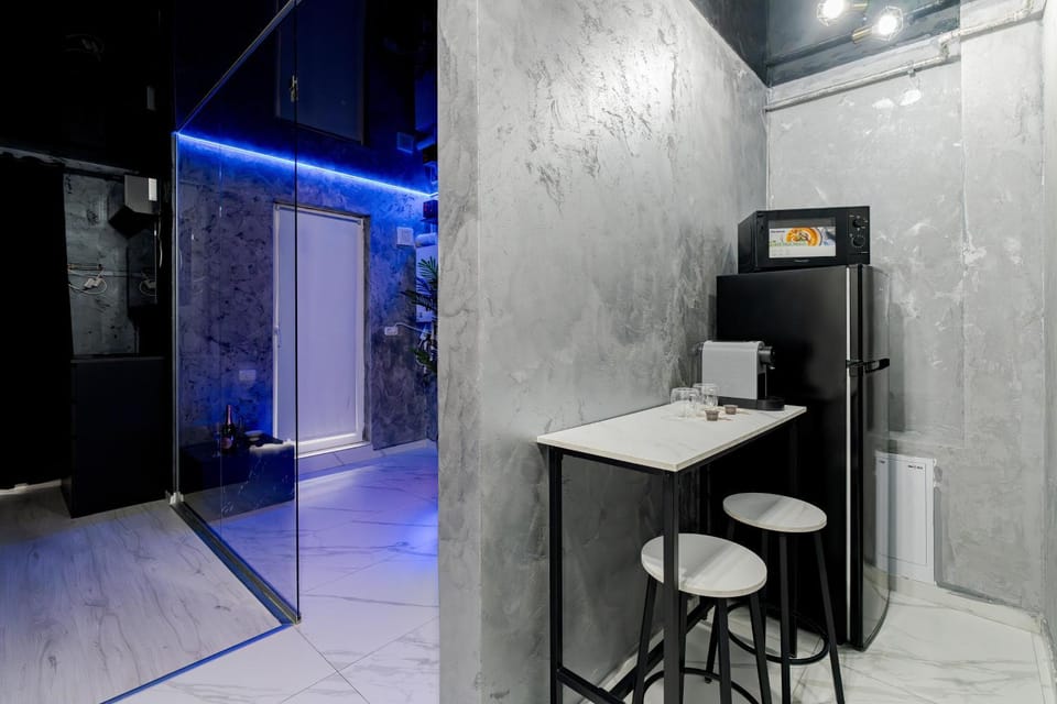 Kitchen or kitchenette, minibar