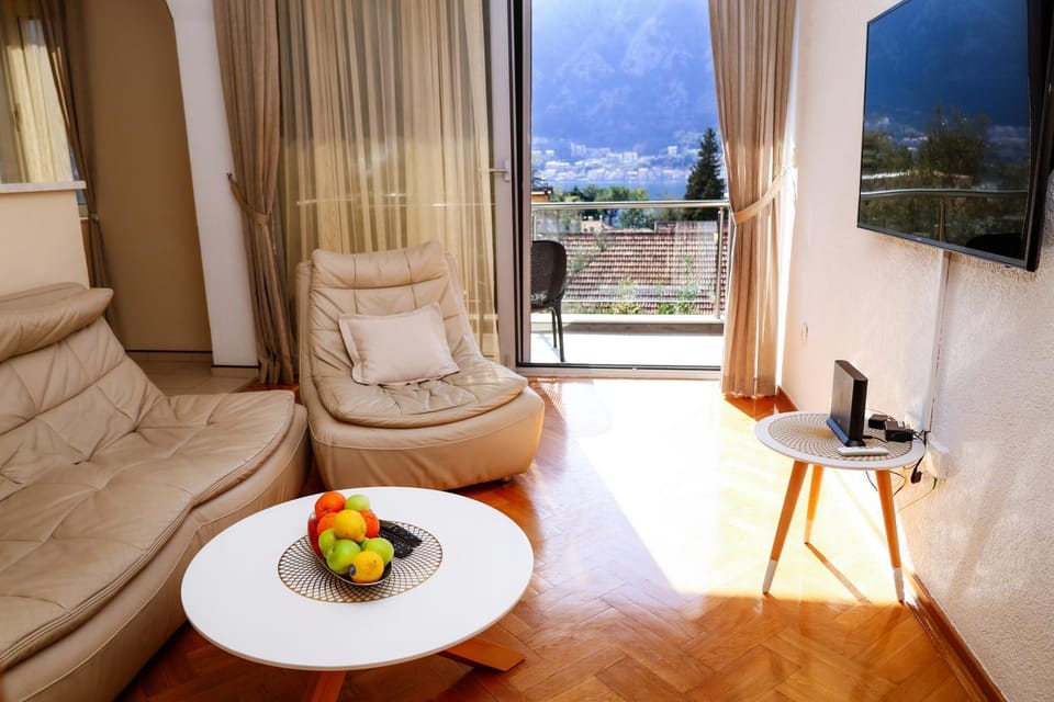 SeaWave Apartment With Parking Apartment in Dobrota