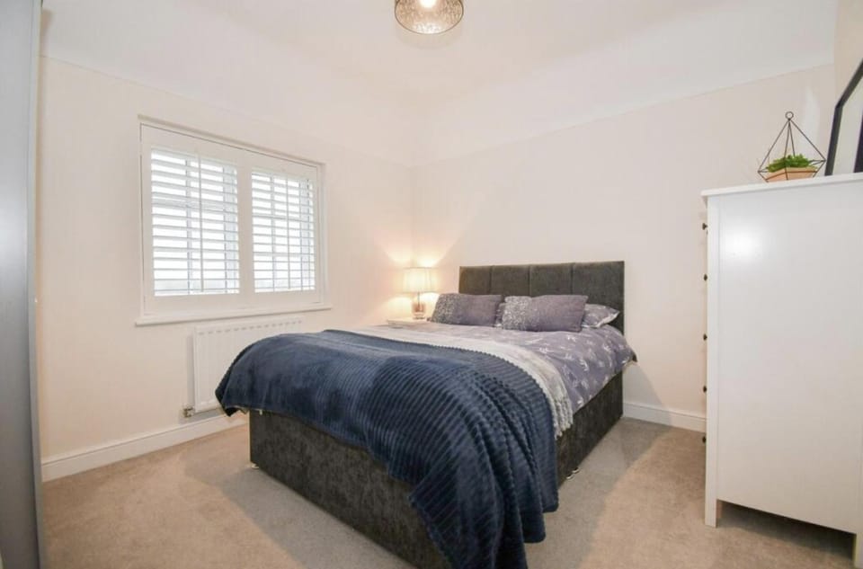 Room to Rent Home Stay In Quiet Residential Area Close To Cheshire Oaks Vacation rental in Ellesmere Port
