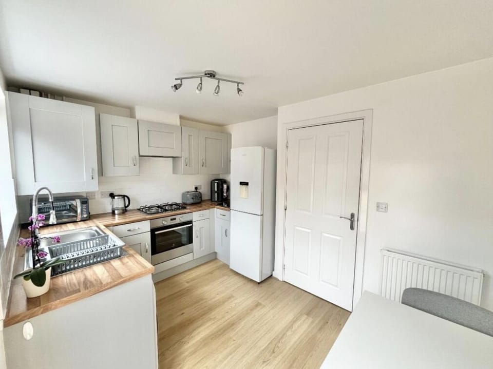 Room to Rent Home Stay In Quiet Residential Area Close To Cheshire Oaks Vacation rental in Ellesmere Port