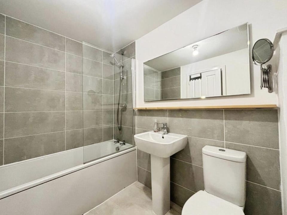 Room to Rent Home Stay In Quiet Residential Area Close To Cheshire Oaks Vacation rental in Ellesmere Port