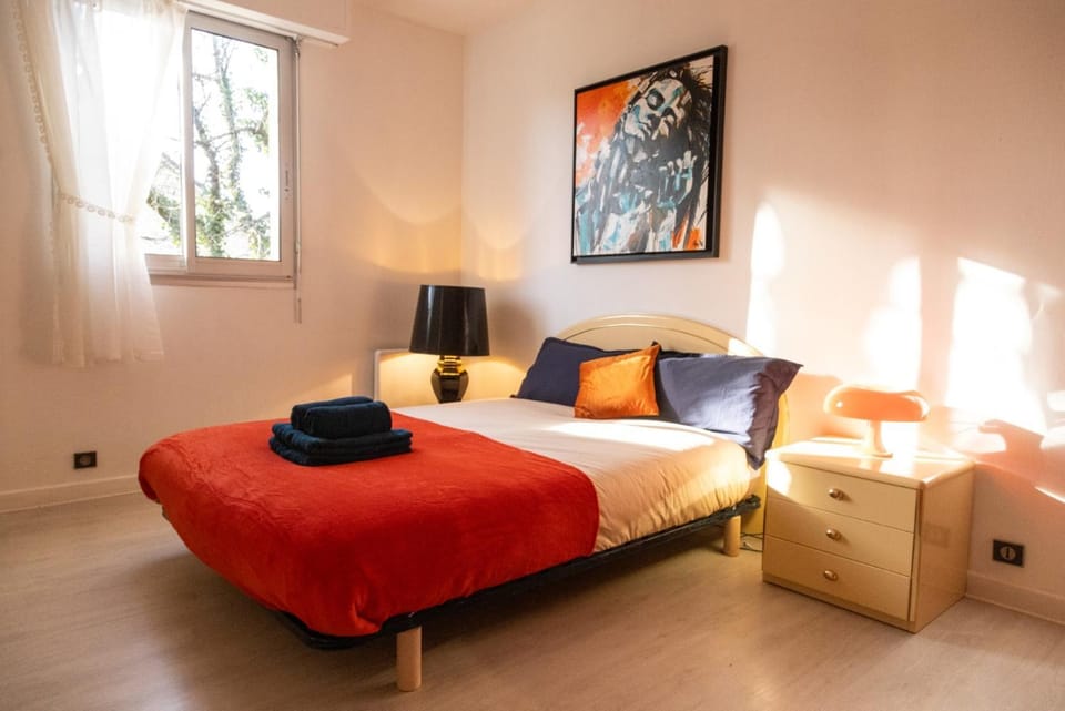 Bed, Photo of the whole room, Bedroom, towels