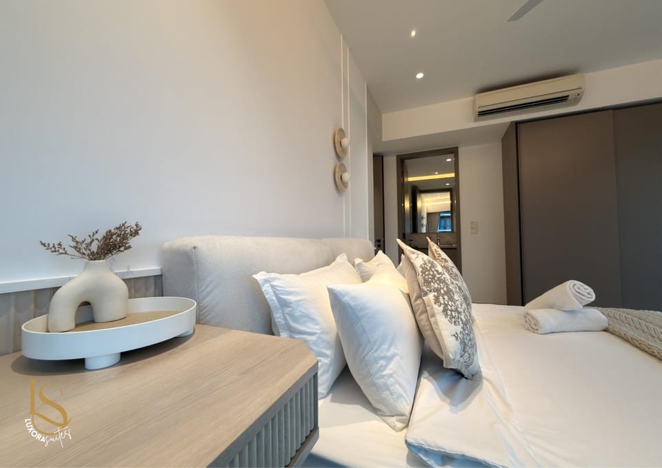 Bed, Photo of the whole room, Seating area, Bedroom, wardrobe, air conditioner